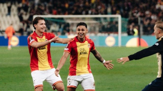 Pemain Go Ahead Eagles, Dean James (tengah), 1. Calvin Verdonk, 2. Joey Pelupessy, 3. Emil Audero, 4. Kevin Diks , 5. Jay Idzes, 6. Nathan Tjoe-a-On, 7. Dean James