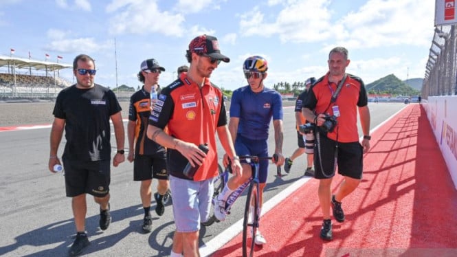 Pembalap Ducati Lenovo Team Francesco Bagnaia (kedua kiri) di Sirkuit Mandalika