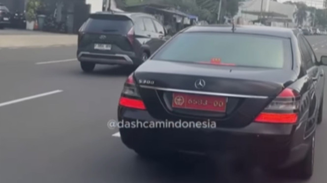  Mercy Pakai Pelat TNI Arogan dan Ugal-ugalan di Jaksel