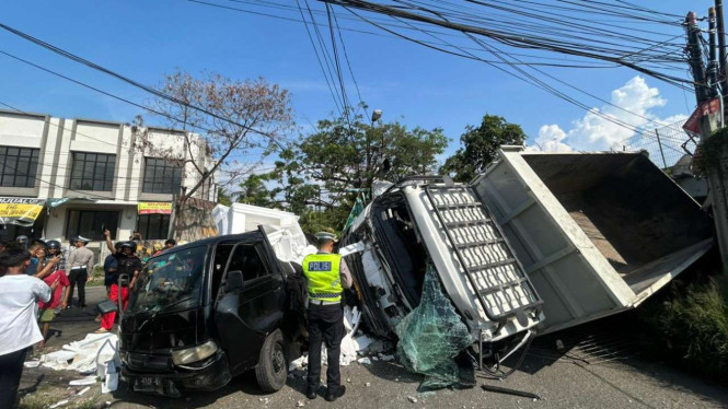Dump truk terjun dari Tol Tangerang-Merak