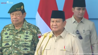SBY dampingi Presiden Prabowo saat defile pasukan TNI