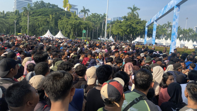 Antusias warga saksikan parade alutsista HUT ke-80 TNI di Monas