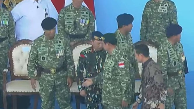 Momen SBY Nyelonong Tak Salaman dengan Kapolri di HUT TNI
