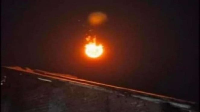 Bola api menyerupai meteor di langit Cirebon, 1. Cahaya Terlihat dari Cirebon hingga Sekitarnya, 2. Waktu Kejadian: Sekitar Pukul 18.35 WIB, 3. Pendengaran Dentuman Kuat &amp; Getaran, 4. Terekam oleh Seismograf, 5. Analisis BRIN: Meteor Memasuki Atmosfer, 6. Diduga Jatuh di Laut Jawa, 7. Tidak Berbahaya, Tapi Termasuk Fenomena Langka