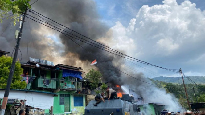Kebakaran kompleks Kodam Lama Jayapura merembet ke rumah warga