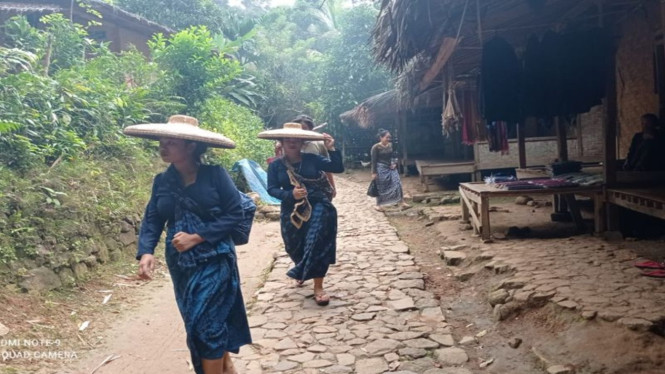 Dua warga melintasi perkampungan Badui Luar, tepatnya Kampung Kadu Ketug