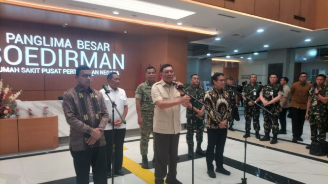 Menteri Pertahanan Sjafrie Sjamsoeddin (tengah)