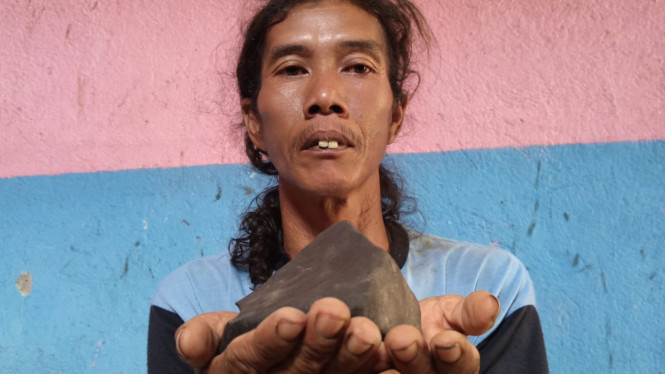 Warga Tegal tunjukkan batu yang jatuh dari langit