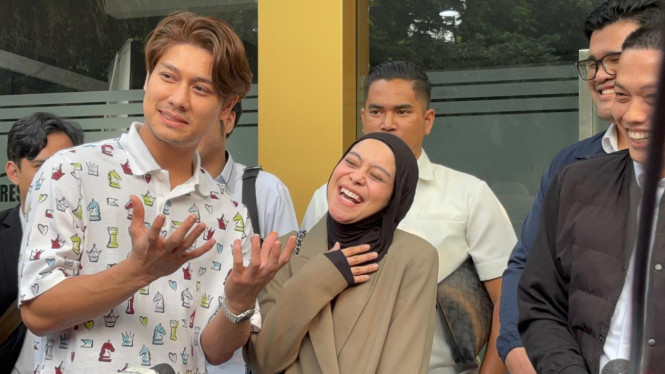 Rizky Billar (kiri) dan Lesti Kejora (tengah)