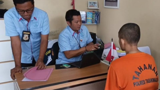 Polisi memeriksa tersangka kasus KDRT di Tasikmalaya