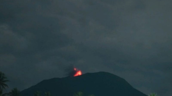 Gunung Ibu di Halmahera Barat semburkan abu vulkanik hingga 400 meter. 
