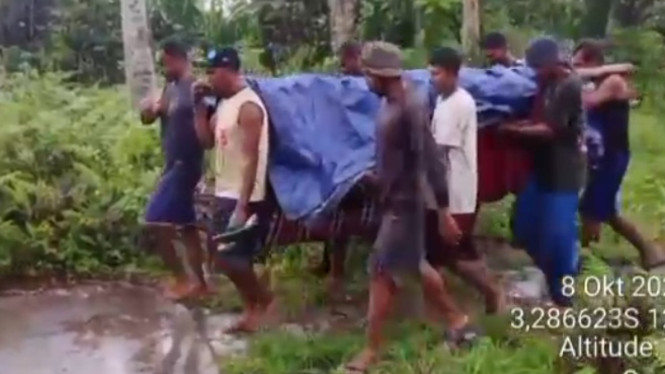 Warga Seram Barat Maluku Tandu Pasien ke Puskesmas Selama Lima Jam