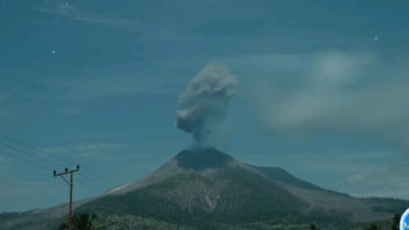 Gunung Lewotobi Laki-Laki di Kabupaten Flores Timur (Flotim), NTT erupsi, Erupsi Terjadi Berulang dalam Dua Hari Terakhir, Status Masih Siaga, Ancaman Lahar Hujan Jadi Perhatian, Warga Diminta Gunakan Masker
