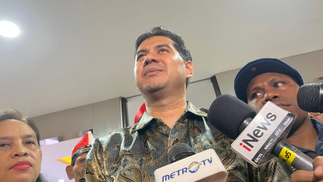 Pengacara Silfester Matutina (tengah)