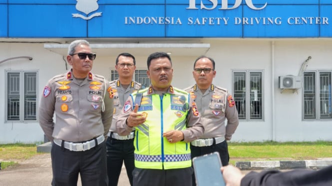 Kakorlantas Polri Irjen Agus Suryonugroho (tengah)