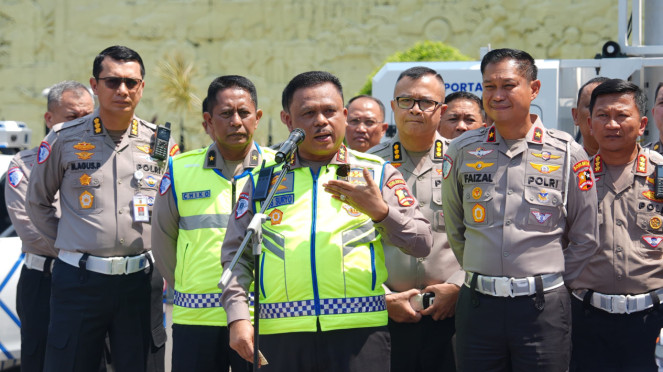 Kakorlantas Polri Irjen Agus Suryonugroho (tengah)