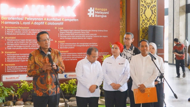 Menteri Hukum Supratman Andi Agtas menyerahkan SK Kepengurusan PSI
