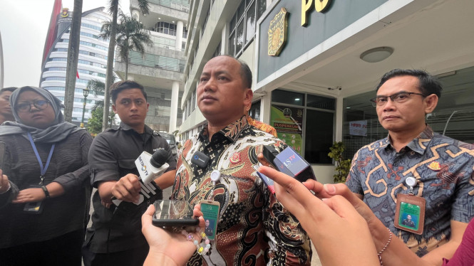 Kapuspenkum Kejagung Anang Supriatna (tengah)