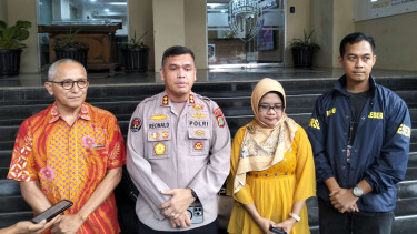 Pihak keluarga Arya Daru (kiri dan kedua kanan)