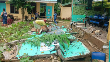 Tembok rubuh akibat gempa M7,4 yang mengguncang Filipina