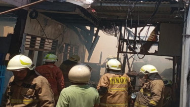 Damkar memadamkan kebakaran permukiman warga di Jl Tubagus Angke Tambora