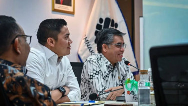 Sekretaris Kabinet (Seskab), Teddy Indra Wijaya (kiri)