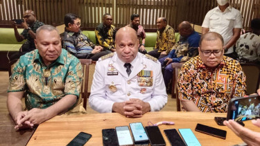 Gubernur Papua, Mathius D. Fakhiri (tengah)