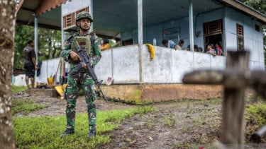 Prajurit TNI dari Satuan Tugas Pengamanan Perbatasan RI-Papua Nugini