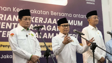 Menko Pemberdayaan Masyarakat, Muhaimin Iskandar atau Cak Imin (tengah) di Kantor Kemenko PM