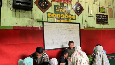 Prajurit TNI ajari mengaji anak-anak muslim di pedalaman Papua