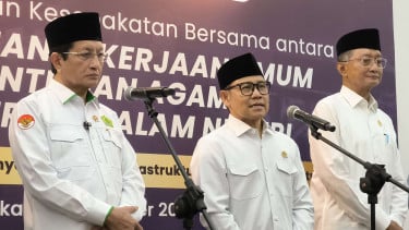Menko Pemberdayaan Masyarakat, Muhaimin Iskandar atau Cak Imin (tengah)