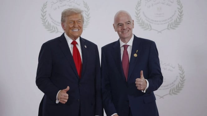 Presiden FIFA Gianni Infantino berpose bersama Trump di KTT Gaza