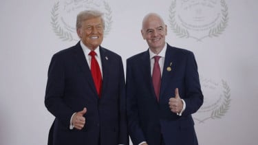 Presiden FIFA Gianni Infantino berpose bersama Trump di KTT Gaza
