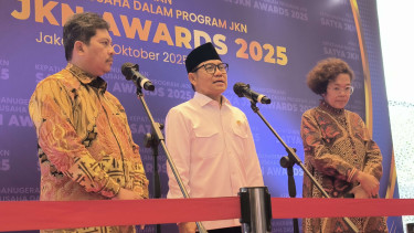 Menko PM Muhaimin Iskandar atau Cak Imin (tengah)