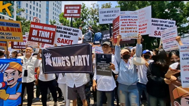 Asosiasi Pengusaha Hiburan Jakarta (ASPHIJA) menggeruduk DPRD Jakarta memprotes Raperda Kawasan Tanpa Rokok