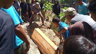 Pemakaman siswa SMP di Grobogan yang tewas di ruang kelas