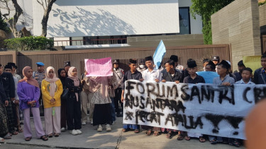 Aksi unjuk rasa di depan rumah Ridwan Kamil