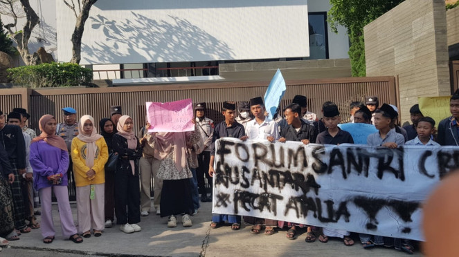 Aksi unjuk rasa di depan rumah Ridwan Kamil