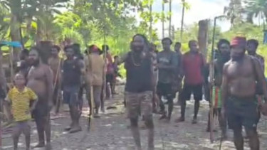 Dipicu isu perselingkuhan warga Kampung Amole bentrok degan warga lain di Papua