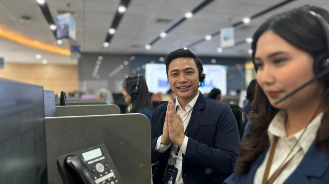Petugas Contact Center BRI sedang memberikan layanan terbaik ke nasabah