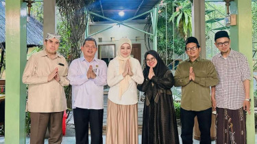 Atalia Praratya (tengah)