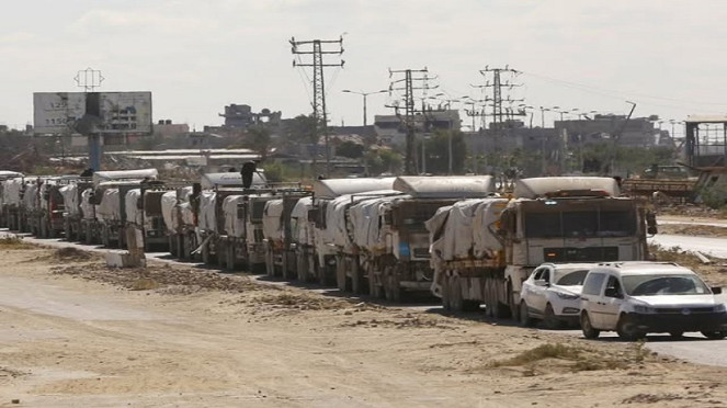 Antrean truk pengangkut bantuan ke Gaza karena pemeriksaan militer srael 