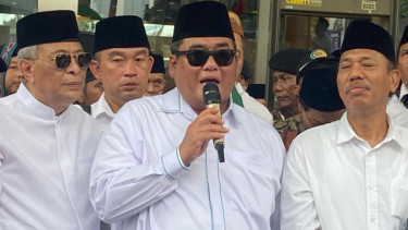 Pengunjuk rasa dari PWNU DKI Jakarta dan alumni pesantren di Gedung Trans7