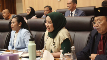 Anggota Komisi XII DPR RI, Ratna Juwita Sari (tengah)