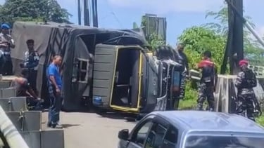 Truk milik Komando Daerah Angkatan laut IX Ambon, Maluku, mengalami kecelakaan