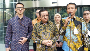 Direktur Koordinasi dan Supervisi Wilayah II KPK, Bahtiar Ujang (kanan) dan Gubernur DKI Jakarta Pramono Anung (tengah) di Gedung KPK 