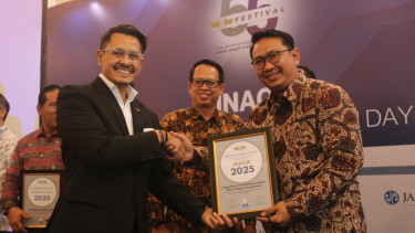 Ketua Umum INACA, Denon Prawiraatmadja (kiri)
