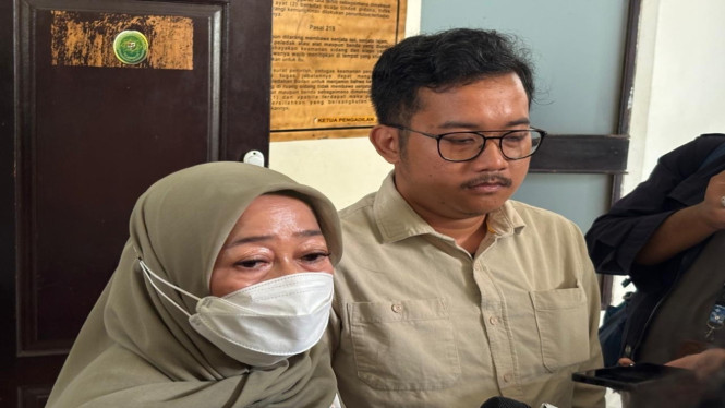 Ibu Delpedro menghadiri sidang praperadilan yang diajukan anaknya