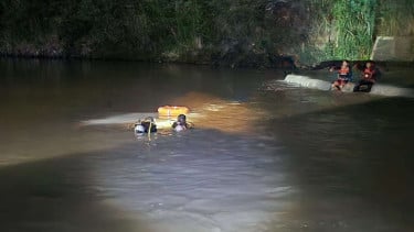 Tim SAR melakukan pencarian remaja tenggelam di Sungai Gung Tegal pada Kamis 