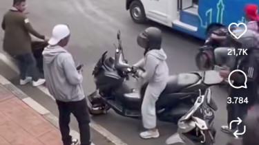 Debt Collector menghadang seorang pemotor di kawasan Cengkareng, Jakarta Barat